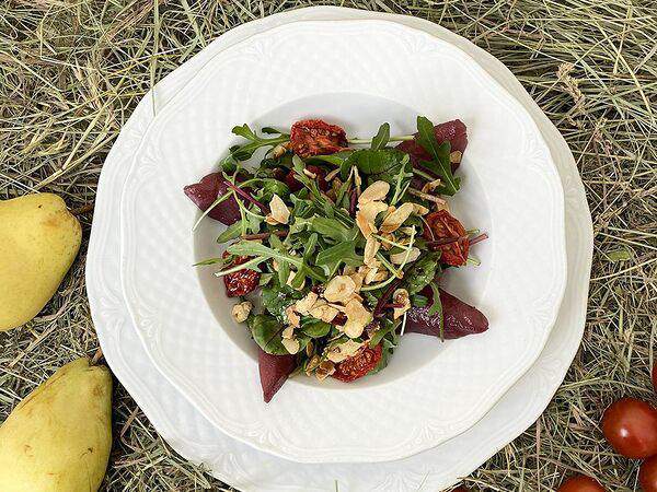 Васнецовъ - Салат из томлёной груши в винoградном соке