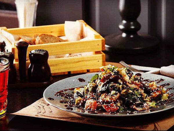 Бекон Restobar - Салат с копченым угрем и авокадо