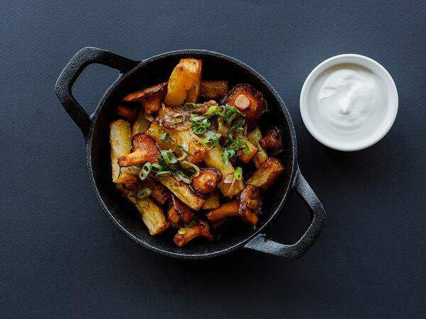 Мясной ресторан Скотина - Жареный картофель с луком, грибами и копченой сметаной