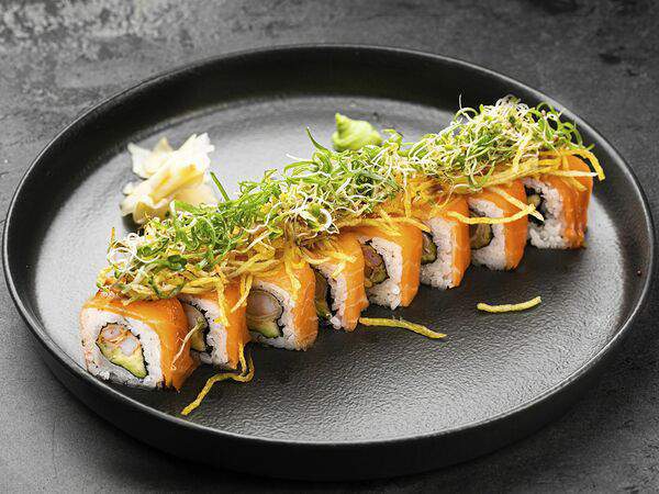 Domo izakaya bar - Ролл с лососем и соусом из черных бобов