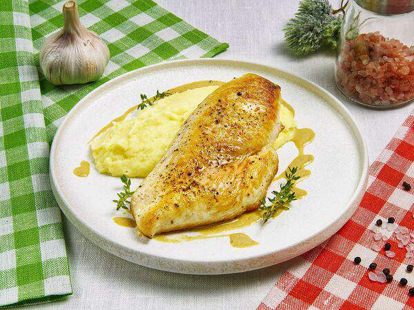 Burrata - Филе цыпленка с картофельным пюре и грибным соусом