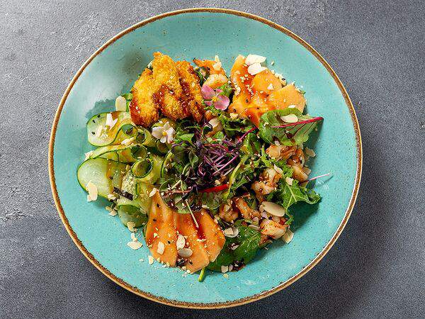 Goya - Салат с креветками и жареным тофу