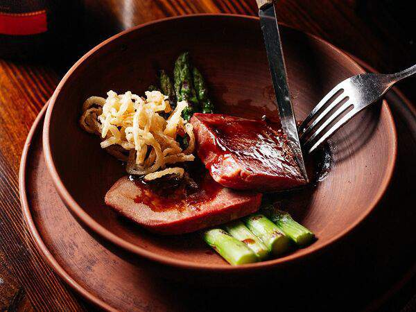 Brisket Eat & Fun - Говяжий язык со спаржей