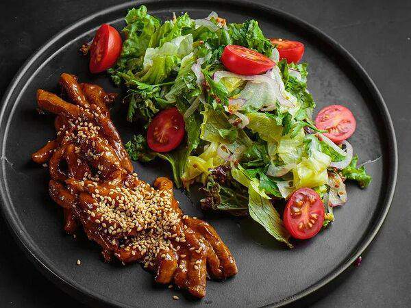 Beer Lab - Теплый салат с говядиной и имбирным соусом