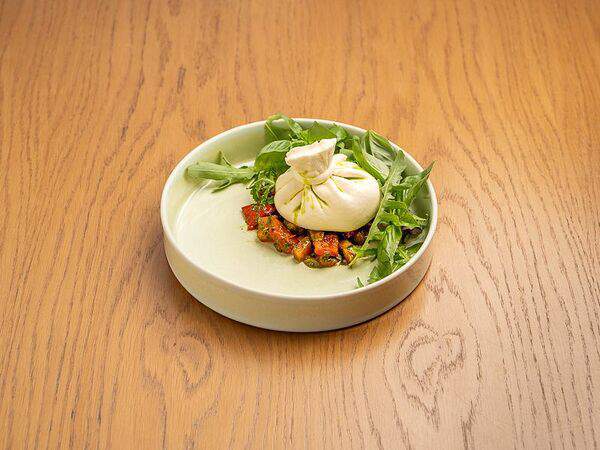 Бруни - Буррата с тартаром из перца и томатов