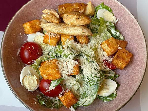 Золотой гребешок - Классический салат Цезарь с куриной грудкой