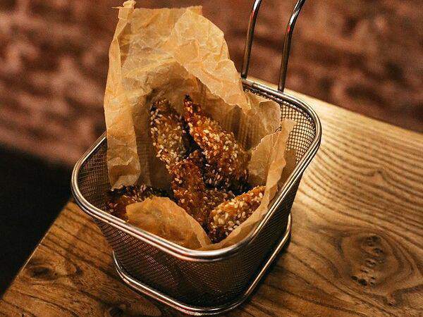 Saldens - Куриные наггетсы в кунжуте, с соусом сладкий чили