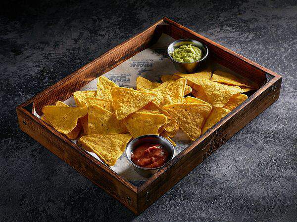 Frank by Баста - Начос с гуакамоле и красной фасолью