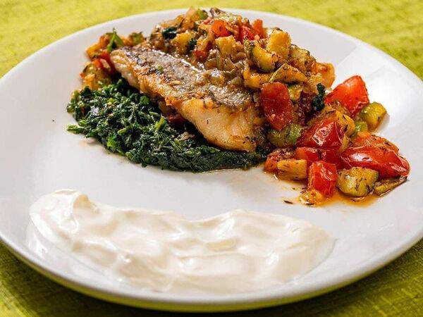 Сельпо - Обжаренное филе судака с рататуем из цукини, томатов, со шпинатом