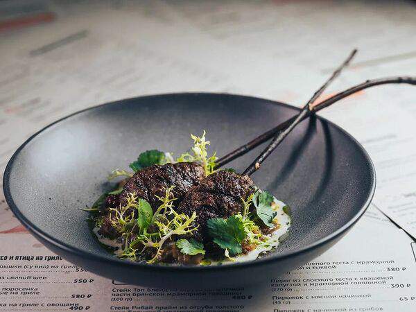 Novo. Ресторан современной русской кухни - Бараньи котлетки на ветке с соусом из страчателлы и баклажанной икрой