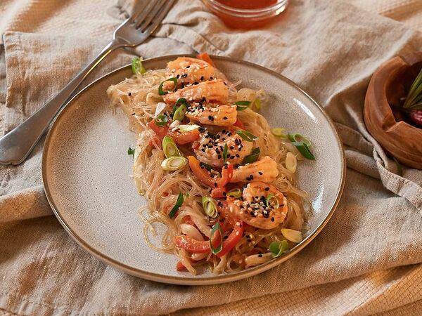 Debaton - Тигровые креветки с салатом из фунчозы в азиатском стиле