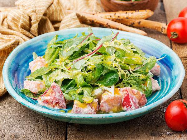 Пряности & Радости - Салат с копченым лососем и авокадо