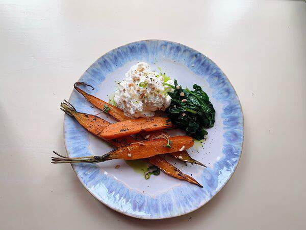 Negroni bar & enoteca - Печёная молодая морковь с томлёным шпинатом и фисташками