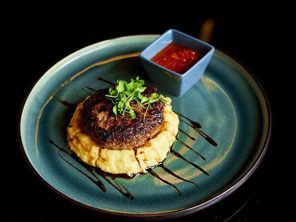 Chocolate - Мясная котлета с картофельным пюре и домашней аджикой