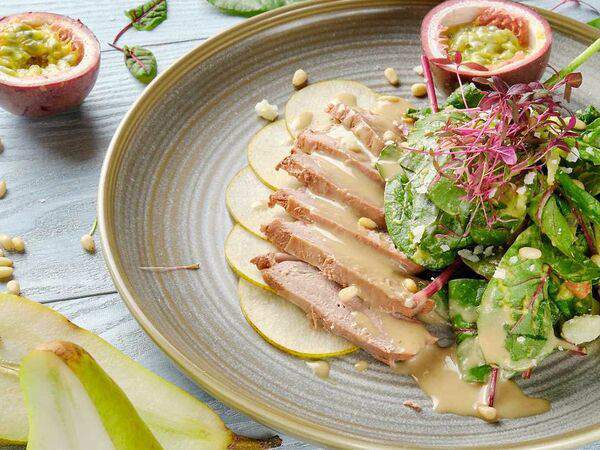 Мархаба - Нежный салат из фермерской томленой утки с маракуйей, грушей и сыром пекорино