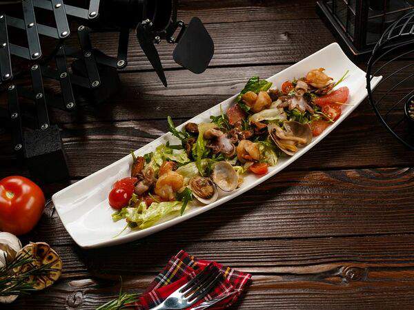 New Slam Food & Music - Теплый салат с морепродуктами