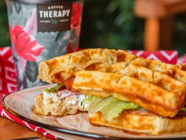 Coffee Therapy - Вафля с индюшкой, творожным сыром и чипсами