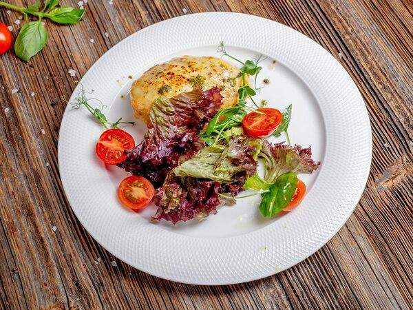 Parmesan - Куриная отбивная с микс салатом