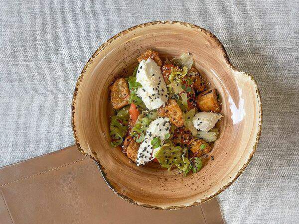 Пау Вау - Салат с помидорами и баклажаном фри