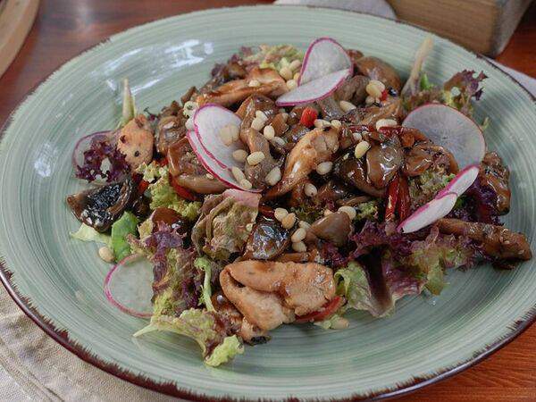 Кофейня 8512 - Теплый салат с курицей в соусе терияки, грибами, свежей зеленью и кедровыми орехами