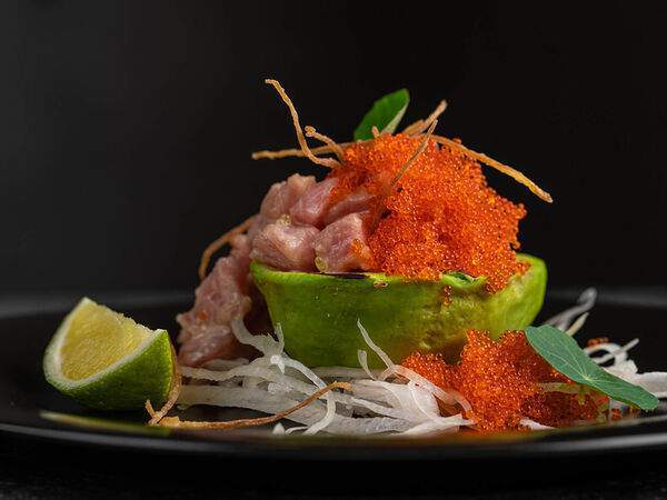 Umi asian kitchen & bar - Японский Тартар с тунцом и авокадо гриль