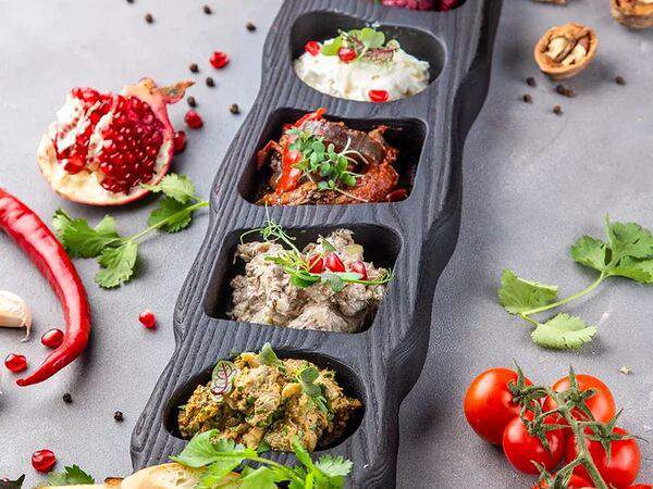 Бумбараш - Ассорти из грузинских закусок с домашним хлебом собственного приготовления