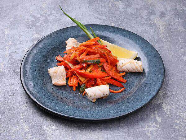 Максимилианс - Салат с командорским кальмаром гриль