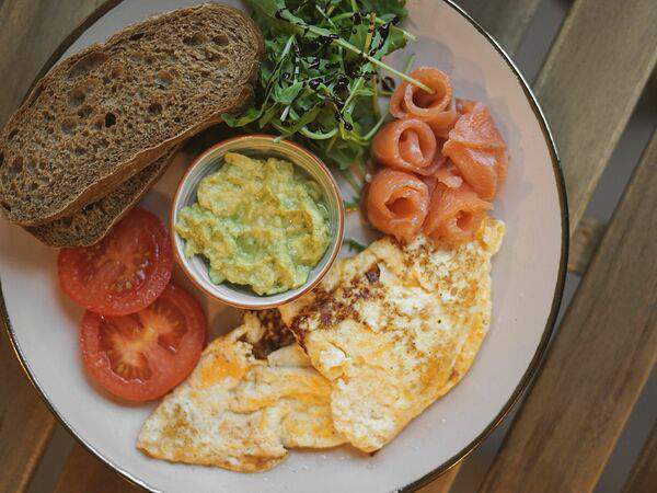 Брускетта - Омлет с лососем и гуакамоле