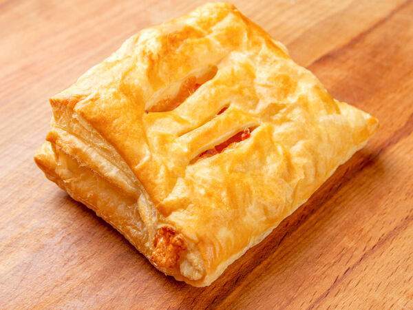 Вкусняшечная - Слойка с сыром и ветчиной