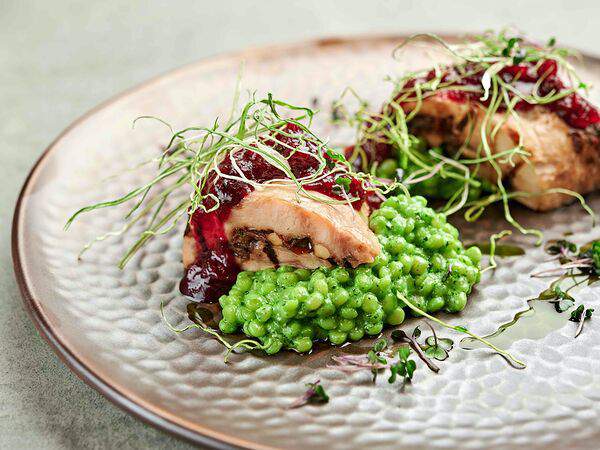 Pivino - Рулет из цесарки с птитимом и брусничным соусом