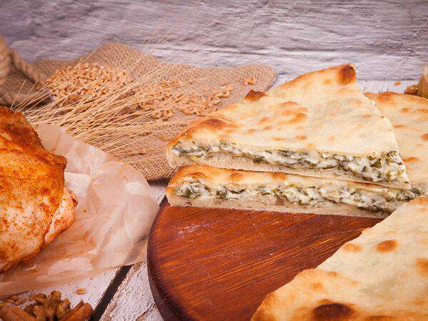 Осетинские пироги и пицца - Пирог с рубленной курицей, шпинатом и сыром