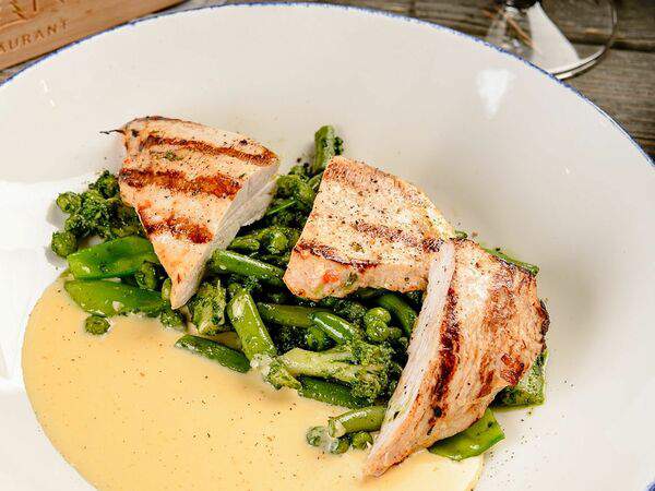 Веранда - Стейк из индейки на подушке из зеленых овощей