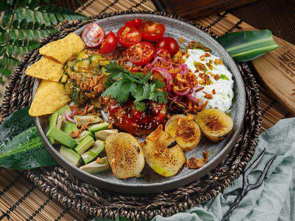 Поке от Not Only Poke by Bigvava - Жареный цыпленок с соусом Дзадзики и овощами