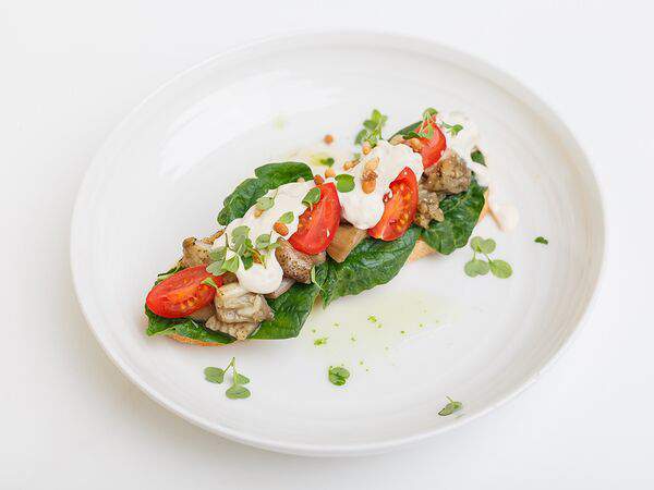 Глупый француз - Брускетта с печеным баклажаном, муссом из сулугуни и орешками