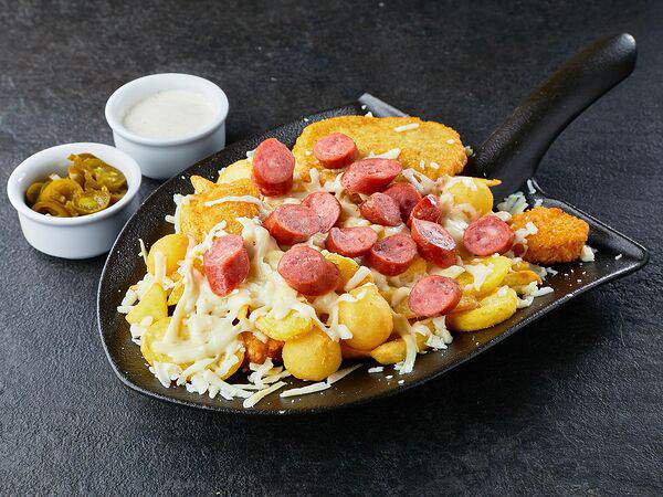 Leo shaverma and bar - Картофель по-канадски с копченными колбасками
