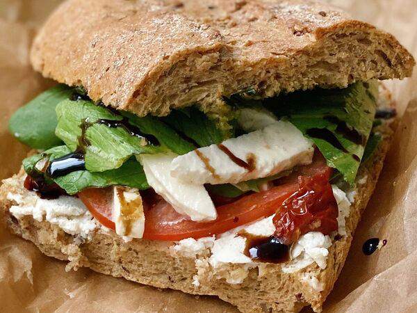 2A Concept. Coffee, Cake & Shop - Сендвич с томатами и моцареллой