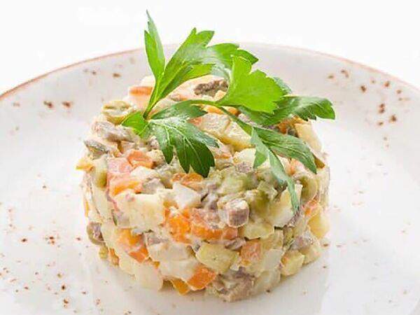 Окрошка - Оливье с отварной курой