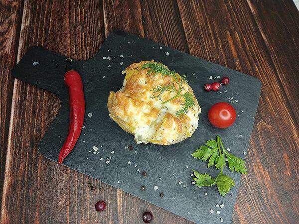 Аджика - Картофель на гриле с соусом тар-тар и запеченным сыром