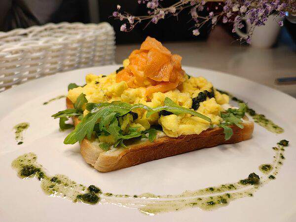 Volstreet - Скрэмбл с сёмгой, рукколой и соусом песто