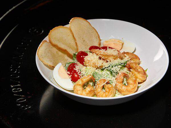 Рельс - Салат Цезарь с тигровыми креветками