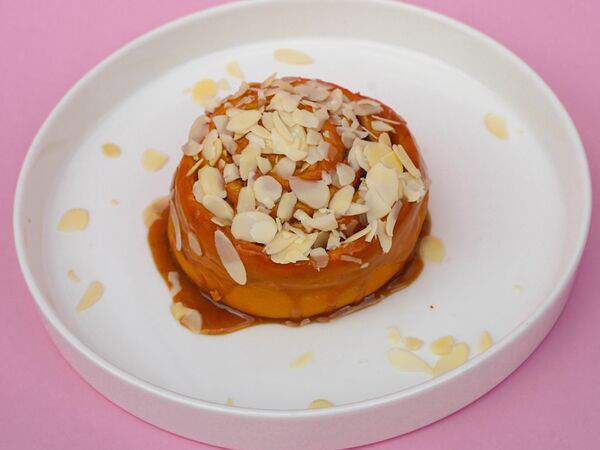 Sisters Coffee & Wine - Синнабон с орехами и шоколадной карамелью