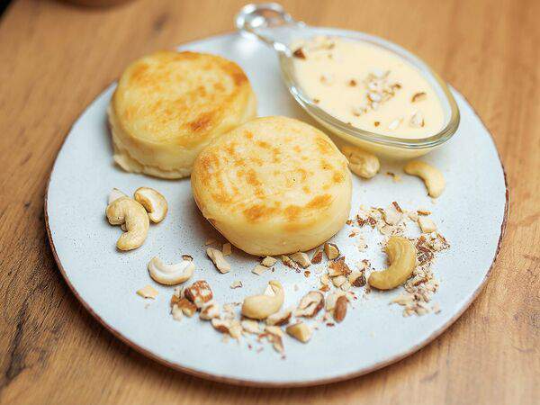 Yummy coffee shop - Сырники со сгущенкой и орехами