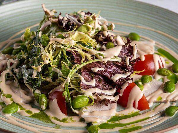 Mandarinka Restaurant & Bar - Салат с курицей и эдамаме в имбирном соусе