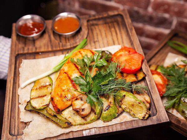 Loft Cafe - Стейк из курицы с овощами гриль