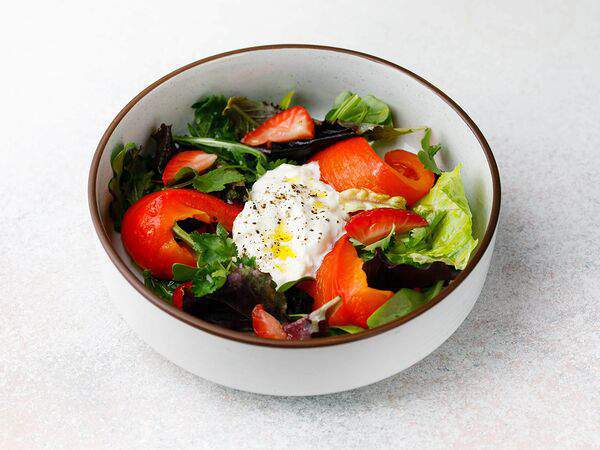 Гости - Салат с печёным перцем, сыром страчателла и свежей клубникой