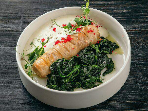 Chester Art Pub - Куриный рулет с тушеным шпинатом и сырным соусом