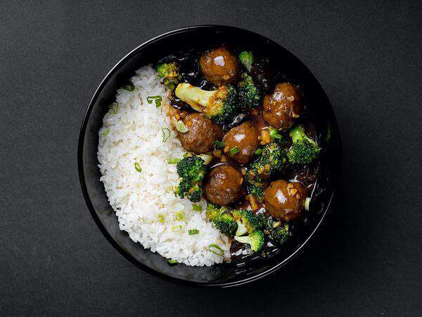 Joly Woo - Китайское жаркое с митболами, брокколи и грибами