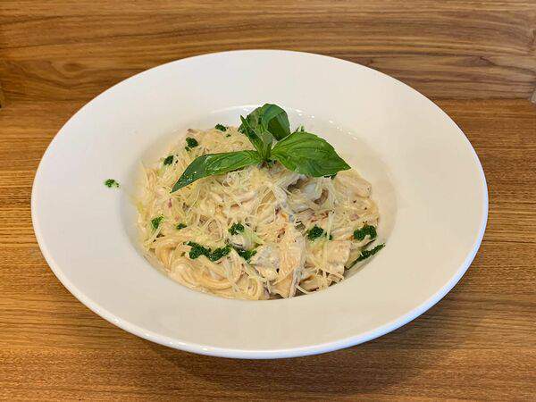 Gagarin Pub - Паста с курицей и грибами под сливочным соусом