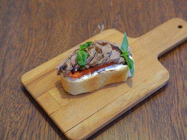 Помидорро - Брускетта с ростбифом