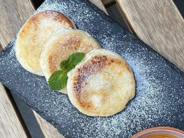 Брускетта - Сырники со сметаной и джемом